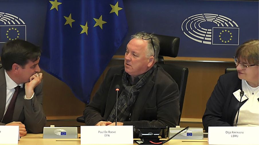 Tomás Zapata, Olga Riklikiene y Paul de Reave en su comparecencia en la sede del Parlamento Europeo.